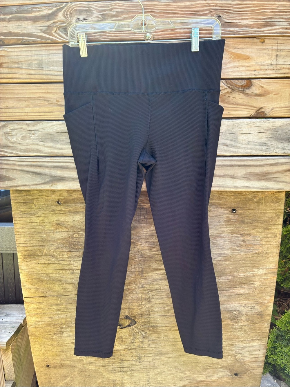 Athleta High-Waist Black Ribbed Capri Leggings with Side Pockets Size Large